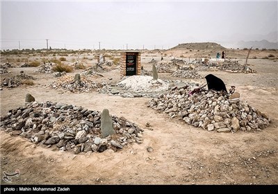 طیبه شهنوازی همسر معلم فداکار حمیدرضا گنگوزهی بر سر مزار وی در روستای خاش در 185 کیلومتری جنوب زاهدان