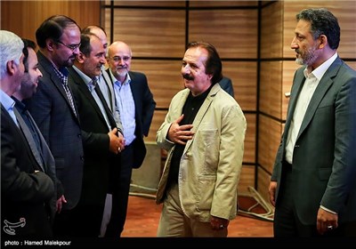 ورود مجید مجیدی کارگردان سینما به مراسم انتخاب چهره سال هنر انقلاب اسلامی
