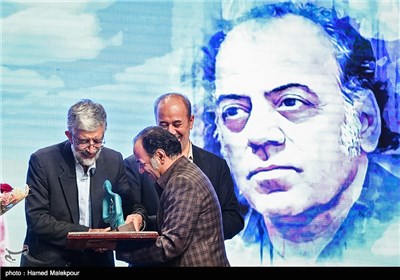 تقدیر از جواد افشار کارگردان سریال کیمیا یکی از نامزدهای منتخب چهره سال ۹۴ هنر انقلاب اسلامی
