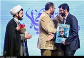تقدیر از فرزند شهید مدافع حرم سعید سیاح طاهری در مراسم انتخاب چهره سال هنر انقلاب اسلامی