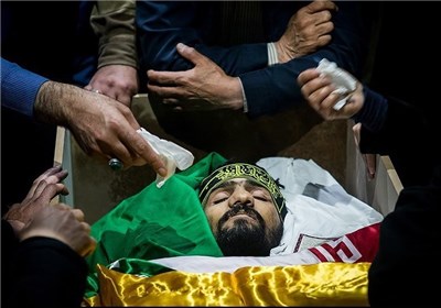 وداع خانواده شهید مدافع حرم؛ «عمار بهمنی» با پیکر فرزندشان