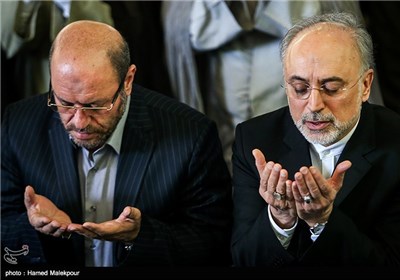 علی‌اکبر صالحی رئیس سازمان انرژی اتمی و سردار حسین دهقان وزیر دفاع در نماز جمعه تهران