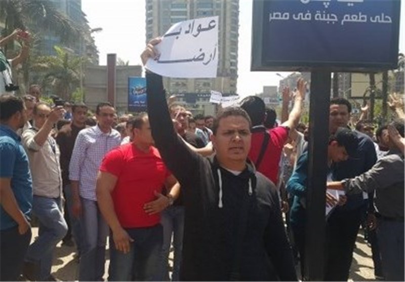 هراس مقامات مصری از خشم تظاهرات مردمی در اعتراض به واگذاری 2 جزیره