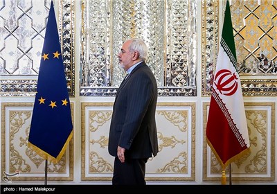 محمدجواد ظریف وزیر امور خارجه قبل از دیدار با فدریکا موگرینی مسئول سیاست خارجی اتحادیه اروپا
