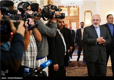 محمدجواد ظریف وزیر امور خارجه قبل از دیدار با فدریکا موگرینی مسئول سیاست خارجی اتحادیه اروپا