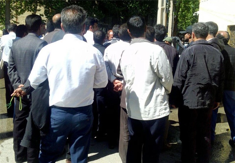 کارگران اداره راهداری اصفهان خواستار دریافت مطالبات معوقه 9 ماهه خود شدند