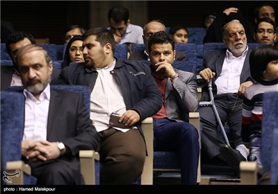 مراسم تقدیر از کارگردان و تهیه‌کننده فیلم یتیم‌خانه ایران
