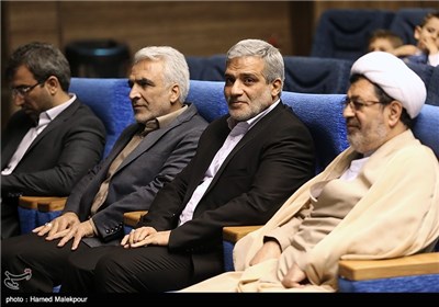 مجید قلی‌زاده مدیرعامل خبرگزاری تسنیم در مراسم تقدیر از کارگردان و تهیه‌کننده فیلم یتیم‌خانه ایران