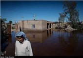 سیلاب مزارع کشاورزی روستای خماس شوشتر را زیر آب برد/امدادگران هلال احمر به یاری سیل‌زدگان شتافتند