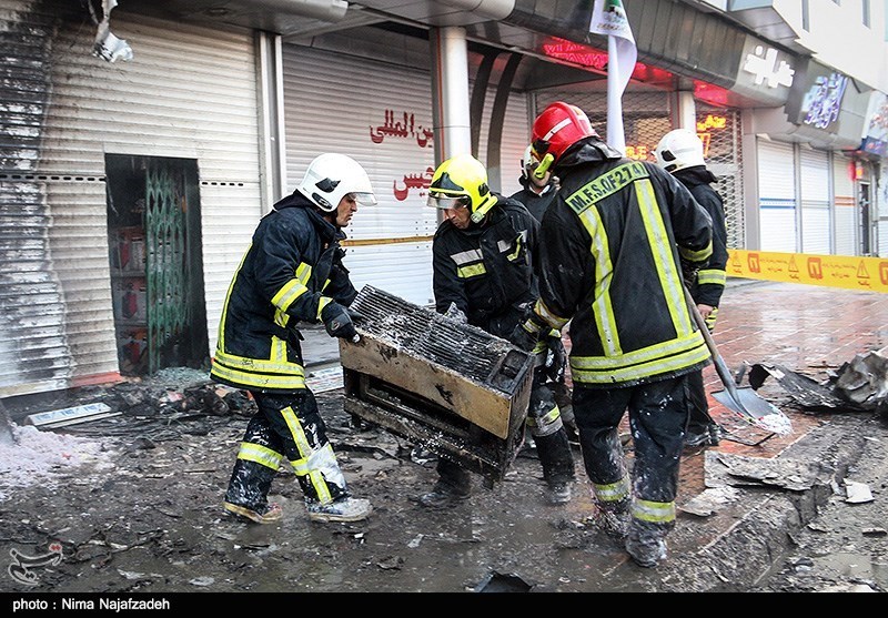 آتش‌سوزی در فروشگاه بزرگ پوشاک در کرج/ محبوس‌شدگان نجات یافتند