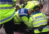 دستگیری دختر 13 ساله در تظاهرات جلیقه‌زردهای لندن+فیلم
