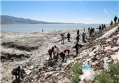 طرح پاک‌سازی و ساماندهی زباله‌های دریاچه ارومیه آغاز شد