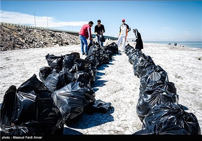 پاک سازی زباله های حاشیه پل میان گذر دریاچه ارومیه