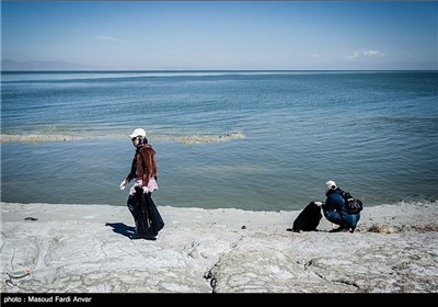 پاک سازی زباله های حاشیه پل میان گذر دریاچه ارومیه