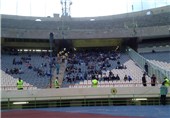 حضور 2 هزار نفر در ورزشگاه و درگیری هواداران استقلال و فولاد + عکس