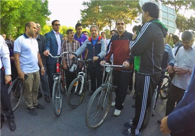 دوچرخه سواری همگانی با حضور وزیر بهداشت در یزد برگزار شد