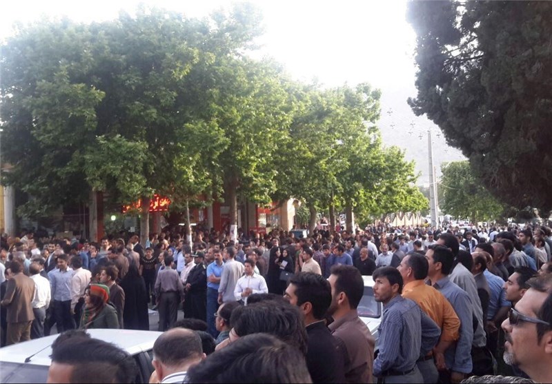 اعتراض گسترده مردم لرستان به حضور فائزه هاشمی/ تجمع مردم مقابل استانداری + تصاویر