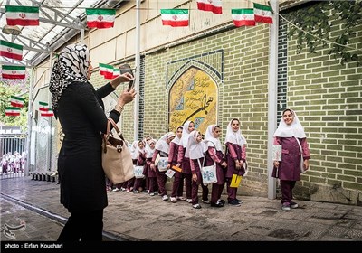 مراسم جشن تکلیف دختران دانش آموز در حسینیه جماران