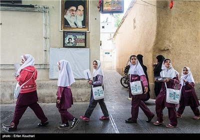 مراسم جشن تکلیف دختران دانش آموز در حسینیه جماران