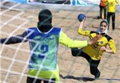 مسابقات هندبال ساحلی نکوداشت اصفهان در بخش بانوان آغاز شد