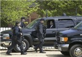 افسر پلیس آمریکایی با لگد به سر یک مظنون بازداشت شده می‌کوبد + فیلم