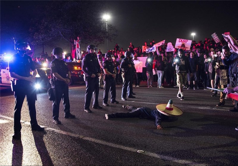 تخریب خودروی پلیس در تجمع ضدترامپ در کالیفرنیا + تصاویر