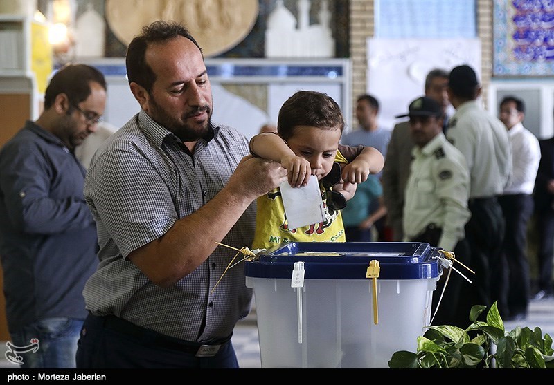 تشکیل صف‌های طولانی در شعب اخذ رای حوزه انتخابیه مهریز