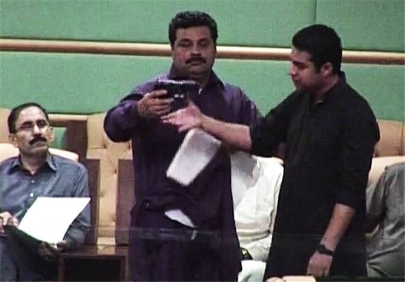 اقدام مجری تلویزیون خصوصی پاکستان برای اثبات ناامنی در پارلمان ایالت «سند» + فیلم