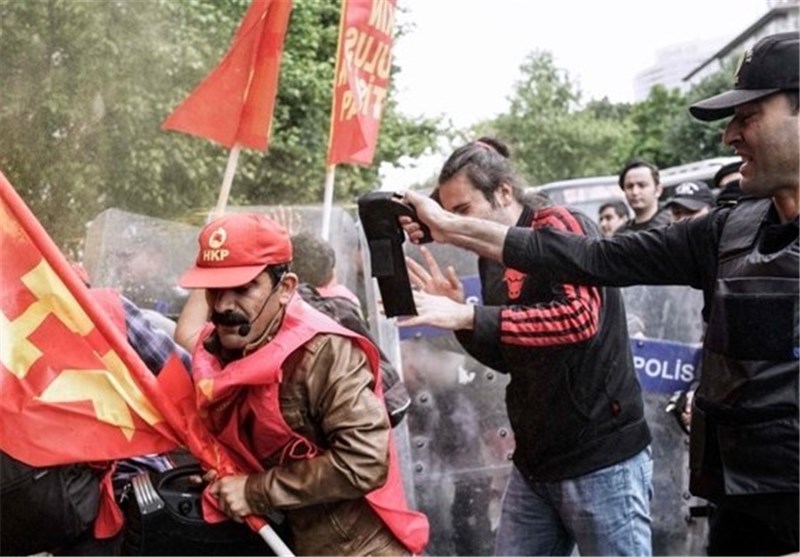 One Killed as Turkish Police Fire Tear Gas in Istanbul on May Day Protesters