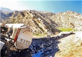واژگونی تریلر نفت‌کش در محور خرم‌آباد- پلدختر / 24 هزار لیتر نفت کوره وارد خاک منطقه شد