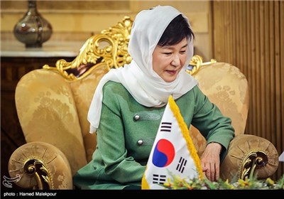پارک گئون هی رئیس جمهور کره جنوبی در پاویون فرودگاه مهرآباد تهران