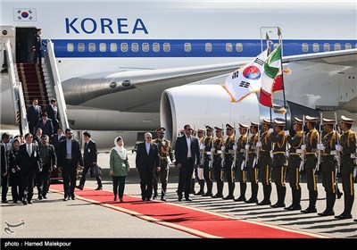 استقبال از پارک گئون هی رئیس جمهور کره جنوبی توسط محمدرضا نعمت‌زاده وزیر صنعت، معدن و تجارت