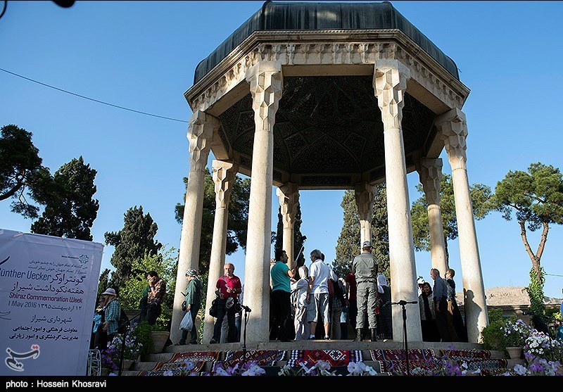 مقبرة الشاعر حافظ الشیرازی فی شیراز + صور
