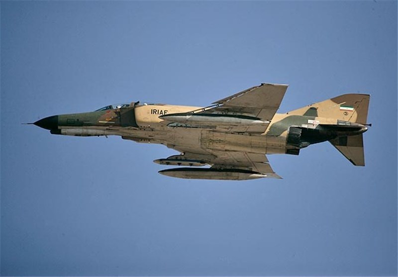 صیانة مقاتلة من طراز F4 تابعة لسلاح الجو بالجیش بید خبراء قدامی وشبان ایرانیین + صور