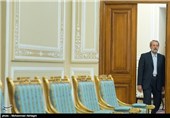 حضور لاریجانی بدون محافظ/ تعدادی از منتخبان تهران به اتفاق هم وارد مجلس شدند