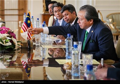 عنیفه امان وزیر امور خارجه مالزی در دیدار با محمدجواد ظریف وزیر امور خارجه ایران
