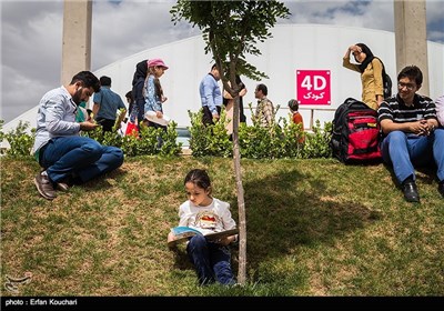 Book Lovers Flock to Tehran Book Fair