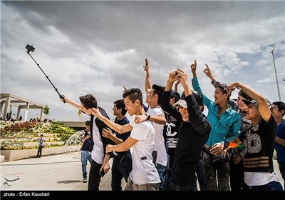 Book Lovers Flock to Tehran Book Fair