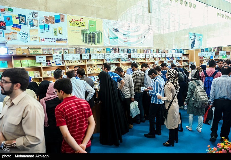 بازدید امام جمعه موقت تهران از نمایشگاه کتاب