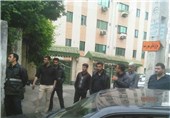تعدادی از بازرسان تاکسیرانی مقابل شورای شهر رشت تجمع کردند