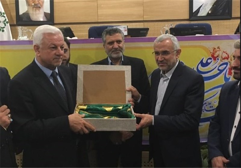 پرچم حرم امام علی(ع) به رئیس شورای شهر مشهد اهدا شد
