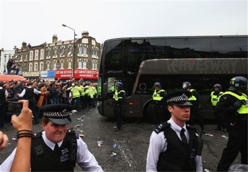 تاخیر 45 دقیقه‌ای بازی لیگ برتر انگلیس به خاطر حمله به اتوبوس منچستریونایتد