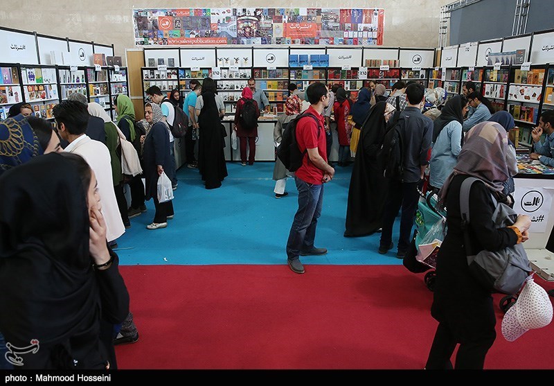 لاریجانی از نمایشگاه کتاب تهران بازدید کرد