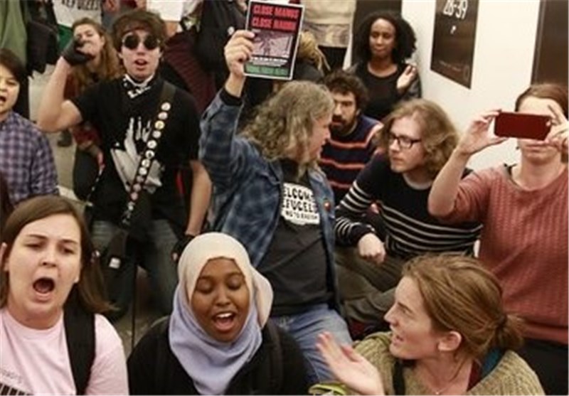 Protesters Occupy Immigration Department Building in Melbourne