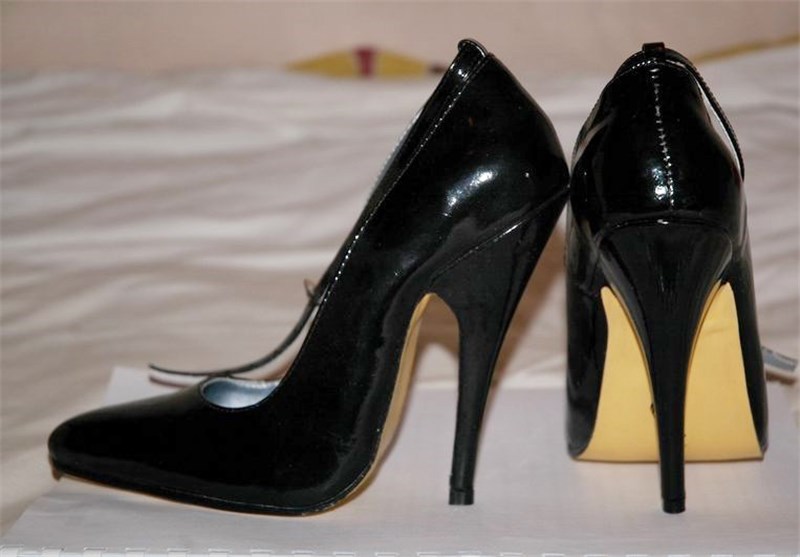 نپوشیدن «کفش‌ پاشنه‌بلند» باعث اخراج یک کارمند زن در انگلیس شد