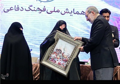 تقدیر سردار جزایری از همسر شهید حسین همدانی در نخستین همایش ملی فرهنگ دفاعی