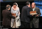 اهدای جایزه عشق، امید و تهران‌شناسی به علی نصیریان و ترانه علیدوستی بازیگران سریال شهرزاد توسط احمد مسجدجامعی و محمود گلزاری