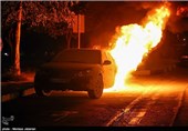 آتش‌سوزی خودرو در مجتمع مسکن مهر شهرستان صحنه/تصادف خونین پژو و هیوندای آزرا در کرمانشاه