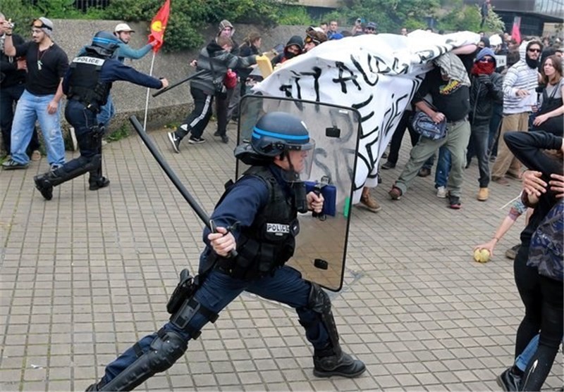 French Police Break Up Refinery Blockade amid Anti-Reform Showdown