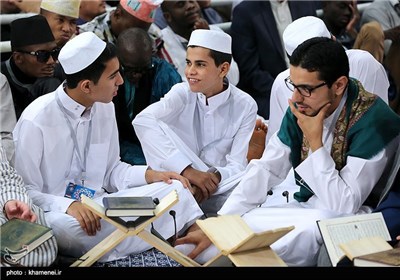 Leader Receives Quran Reciters, Memorizers